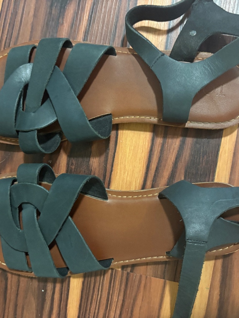 Tom’s ladies size 8leather summer sandal with dark green straps